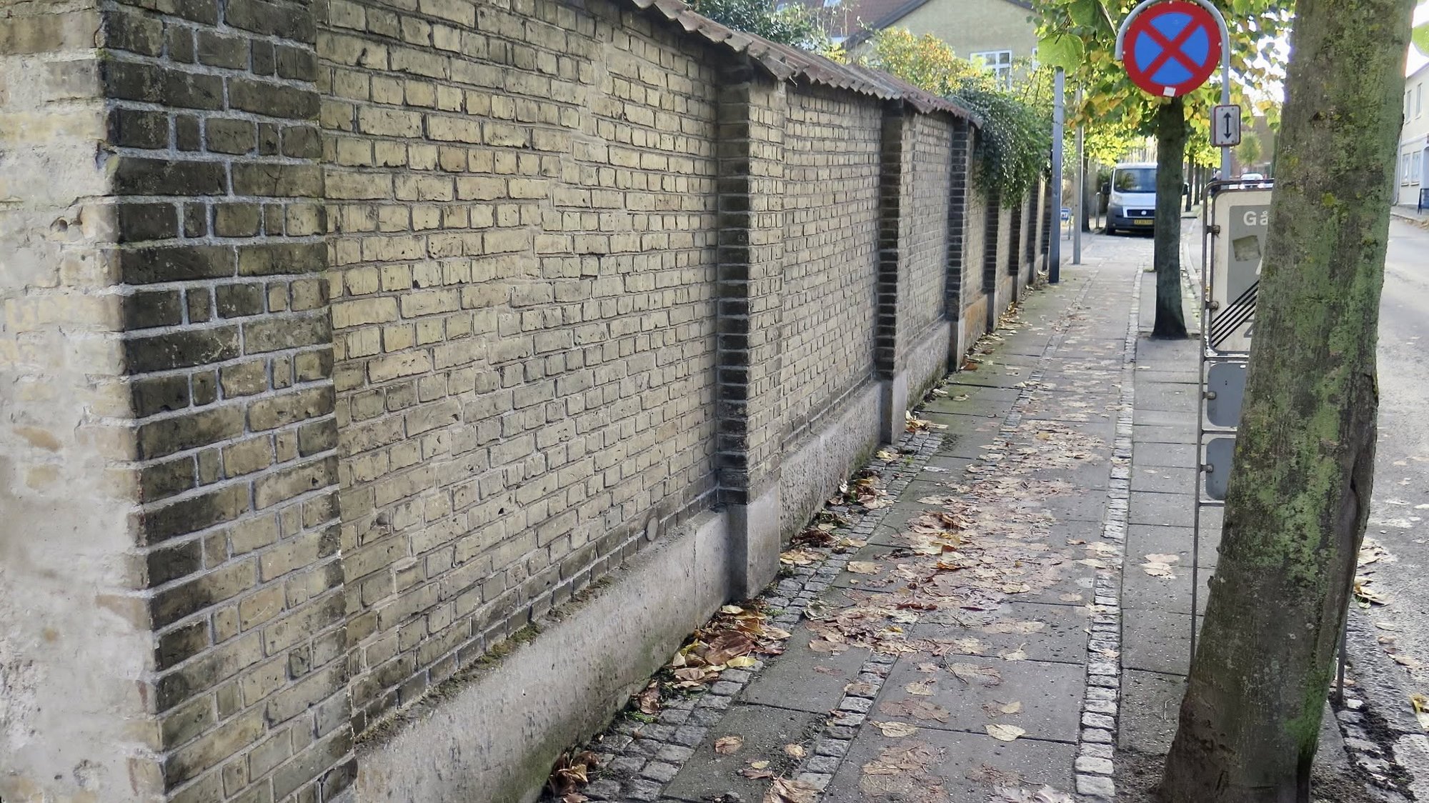 Grønnegade i Middelfart med de historiske skolebygninger og den gamle mur.