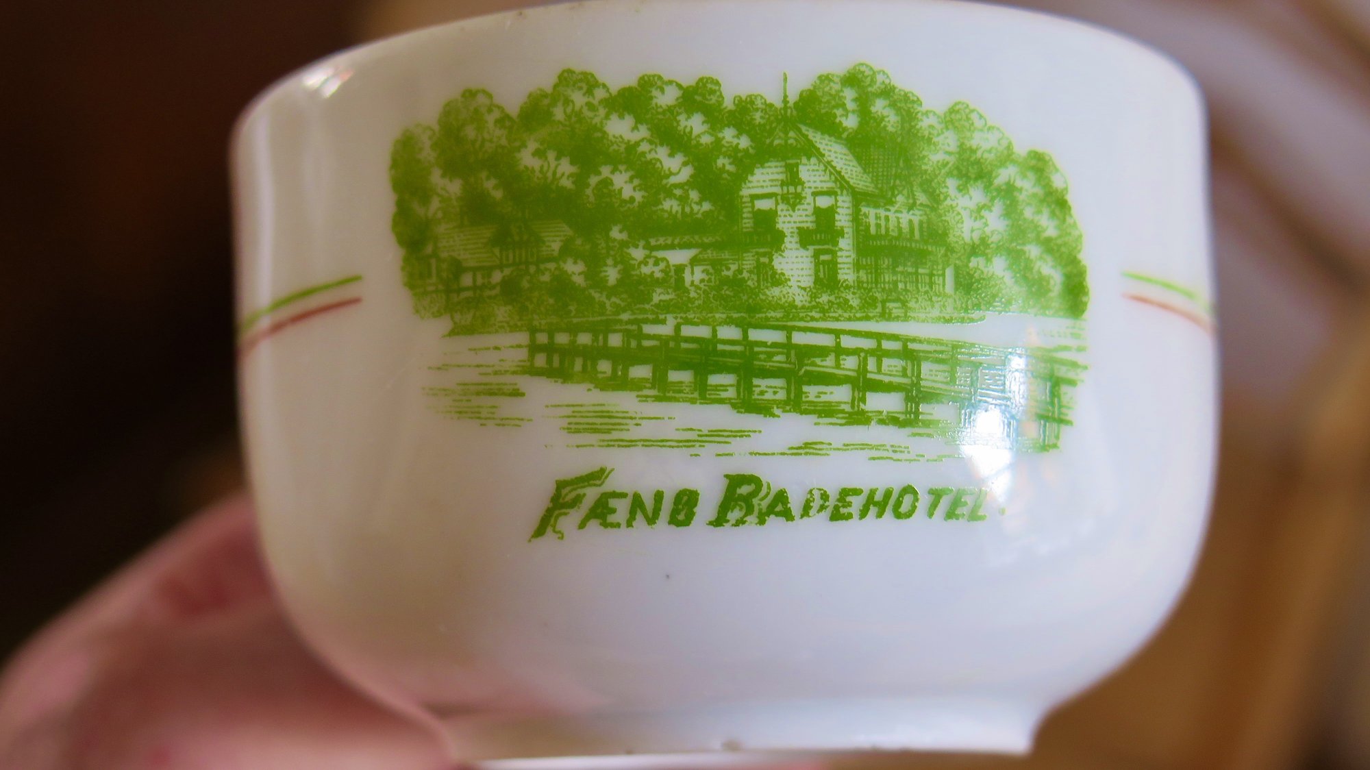Porcelænskop med billede af Fænø Badehotel og teksten Chicago, Blaagaardsgade i bunden.