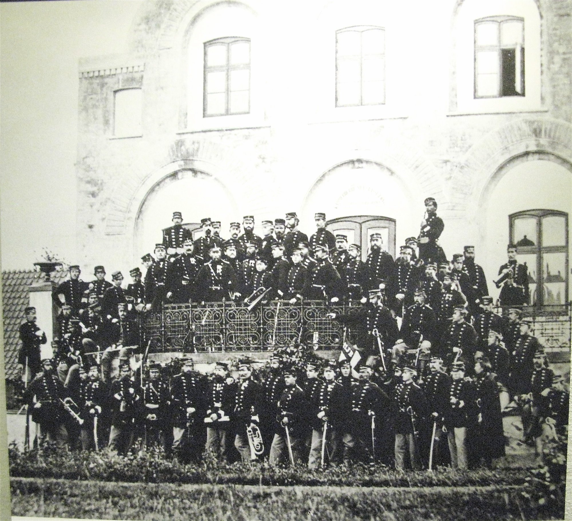 Danske soldater og officerer fra 11. regiment opstillet på terrassen ved Grimmerhus i 1864.