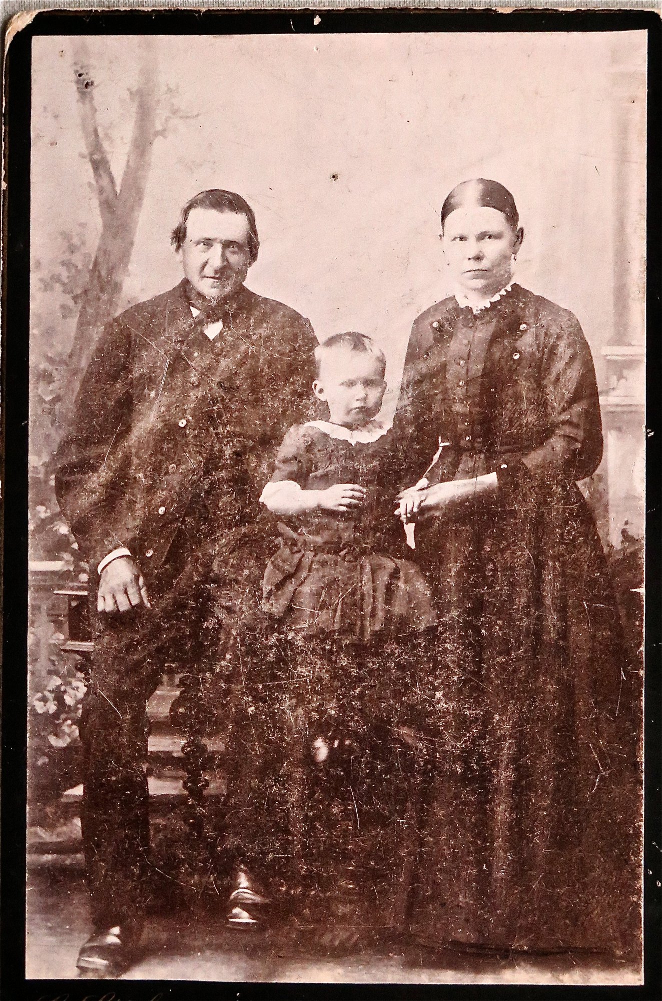 Familieportræt af Hans Madsen, Karen Marie Jensen og datteren Karen Kirstine fra 1887.
