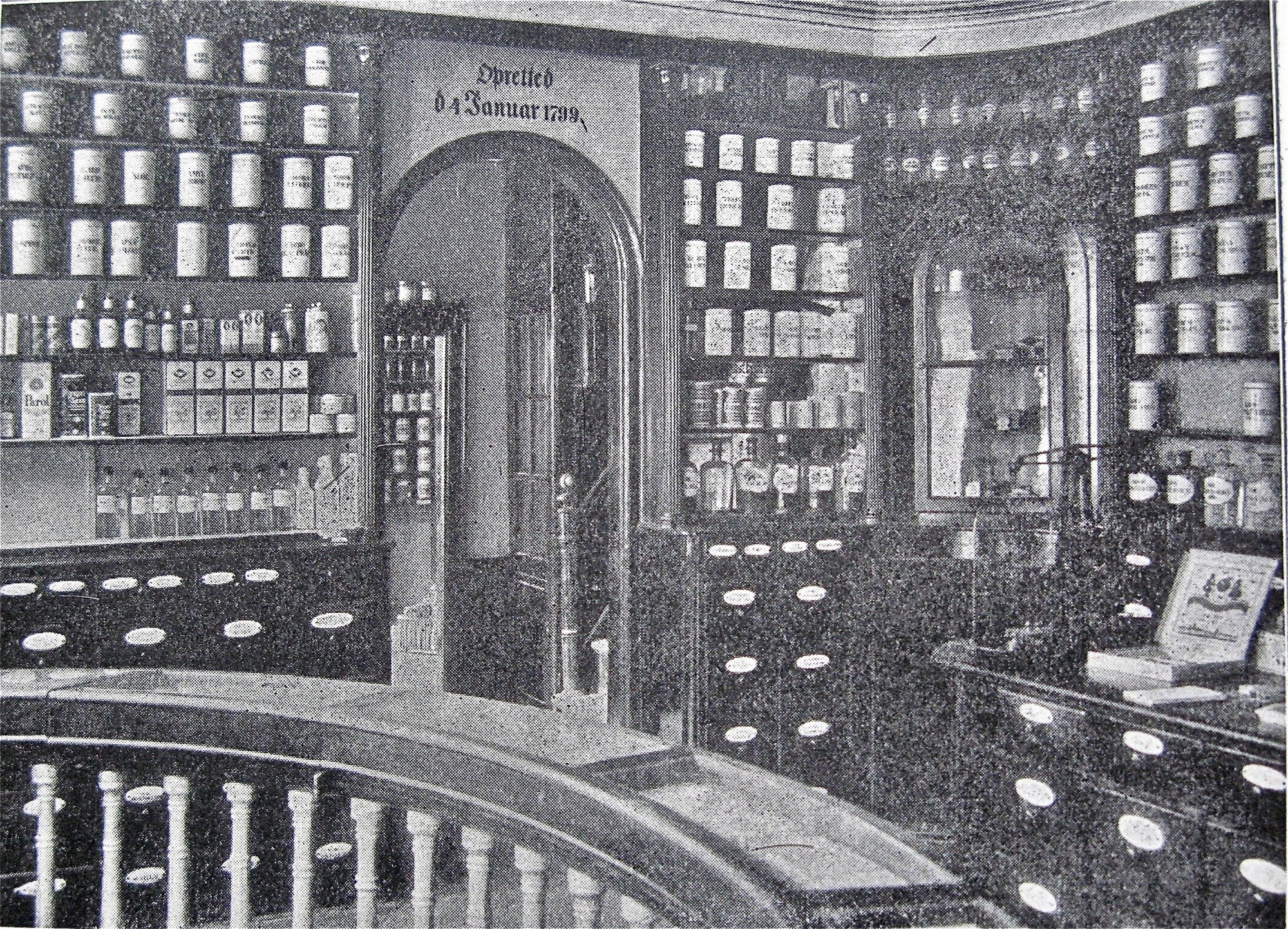 Middelfart Apotek i Algade fotograferet i 1926 efter ombygningen af facaden.