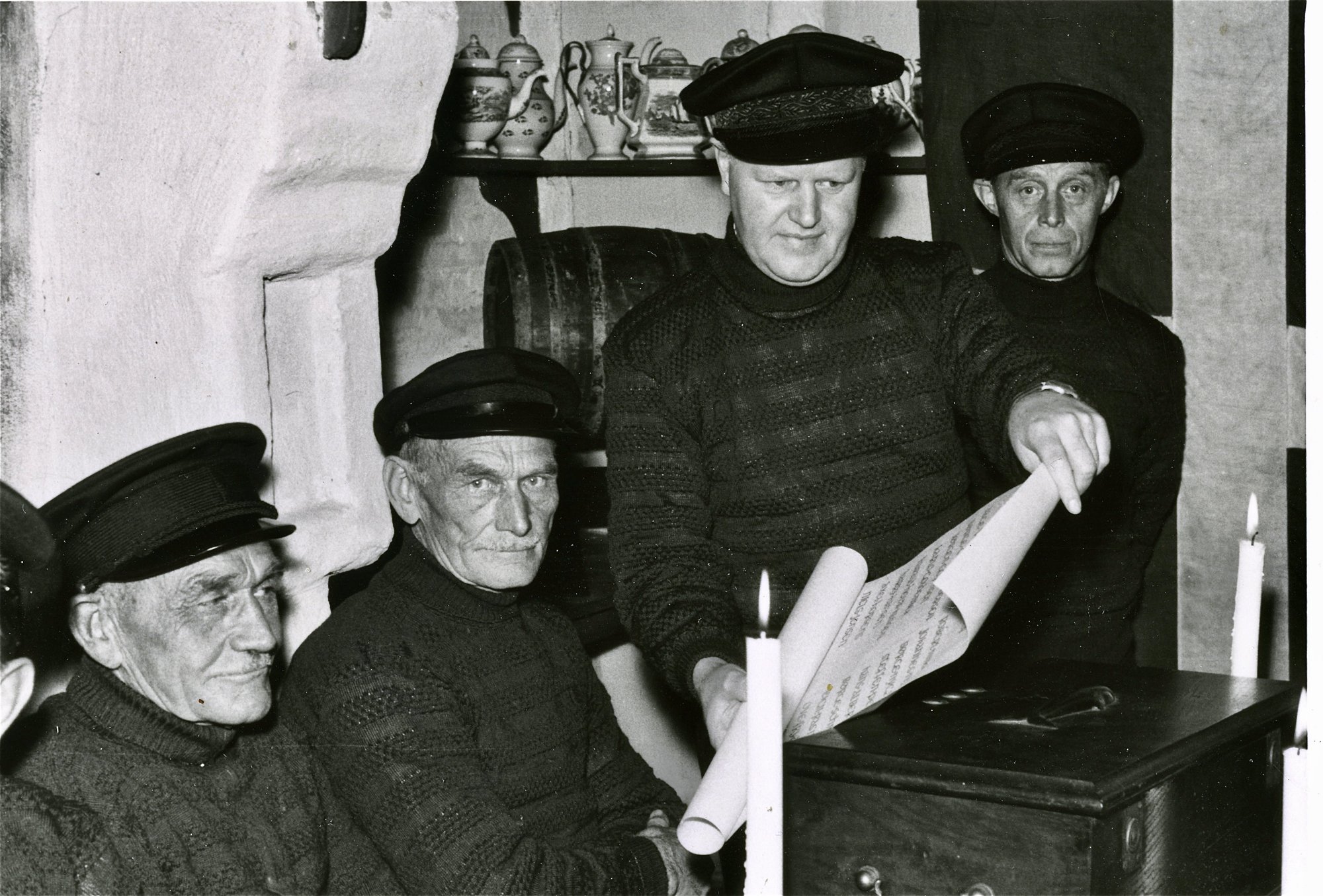 Brødrene Alfred og Johannes Thiesen ved stiftelsen af det historiske marsvinslaug i 1959.