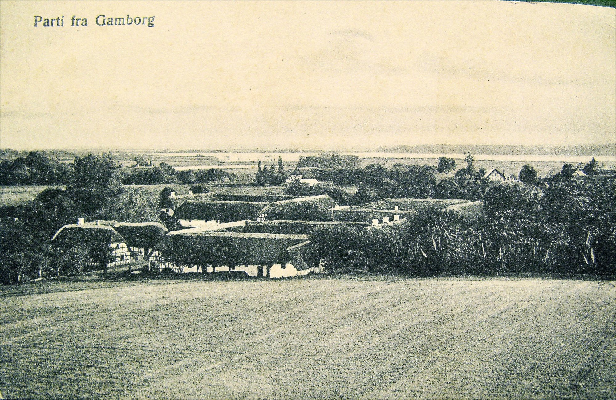 Illustration af landsbyfællesskab og landbrugsliv i 1700-tallet