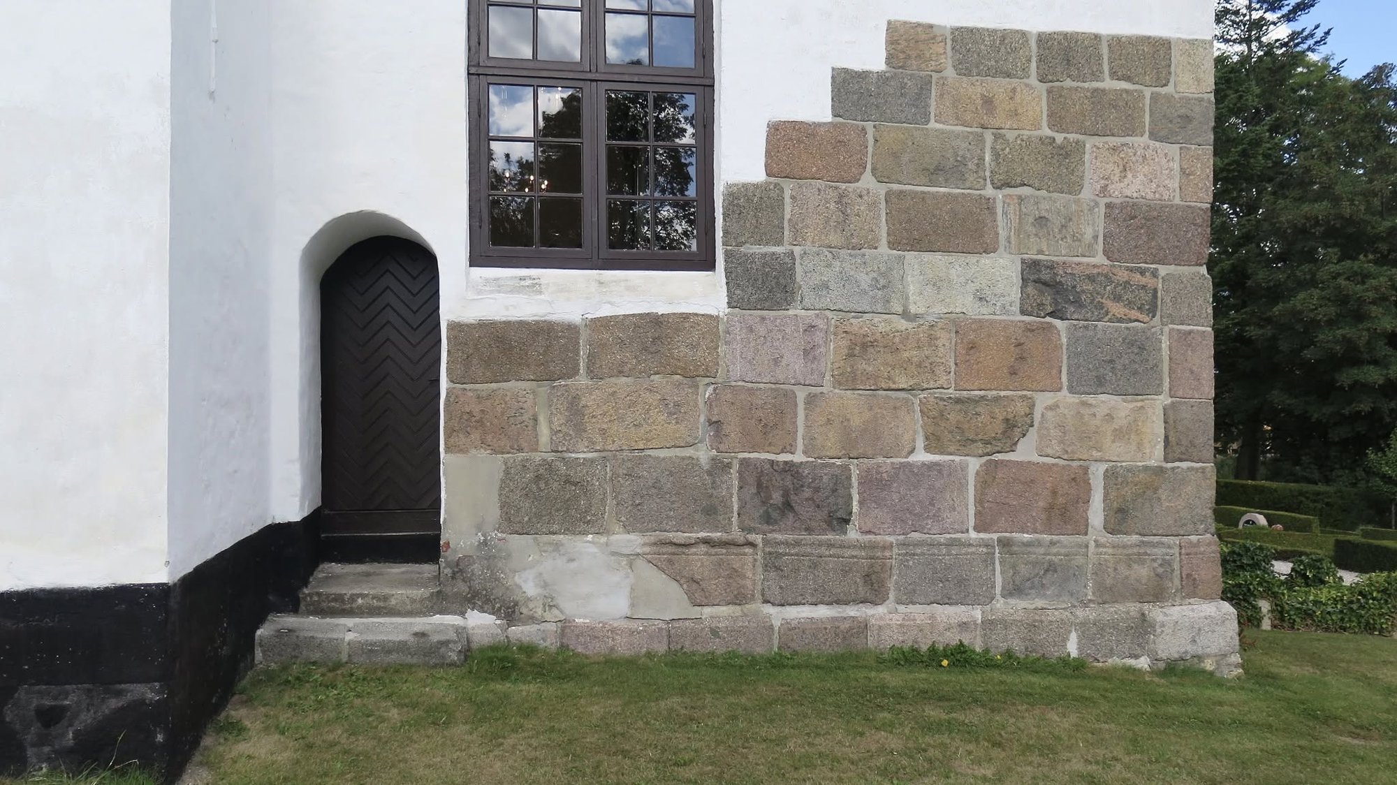Udsnit af Brenderup kirke set udefra.