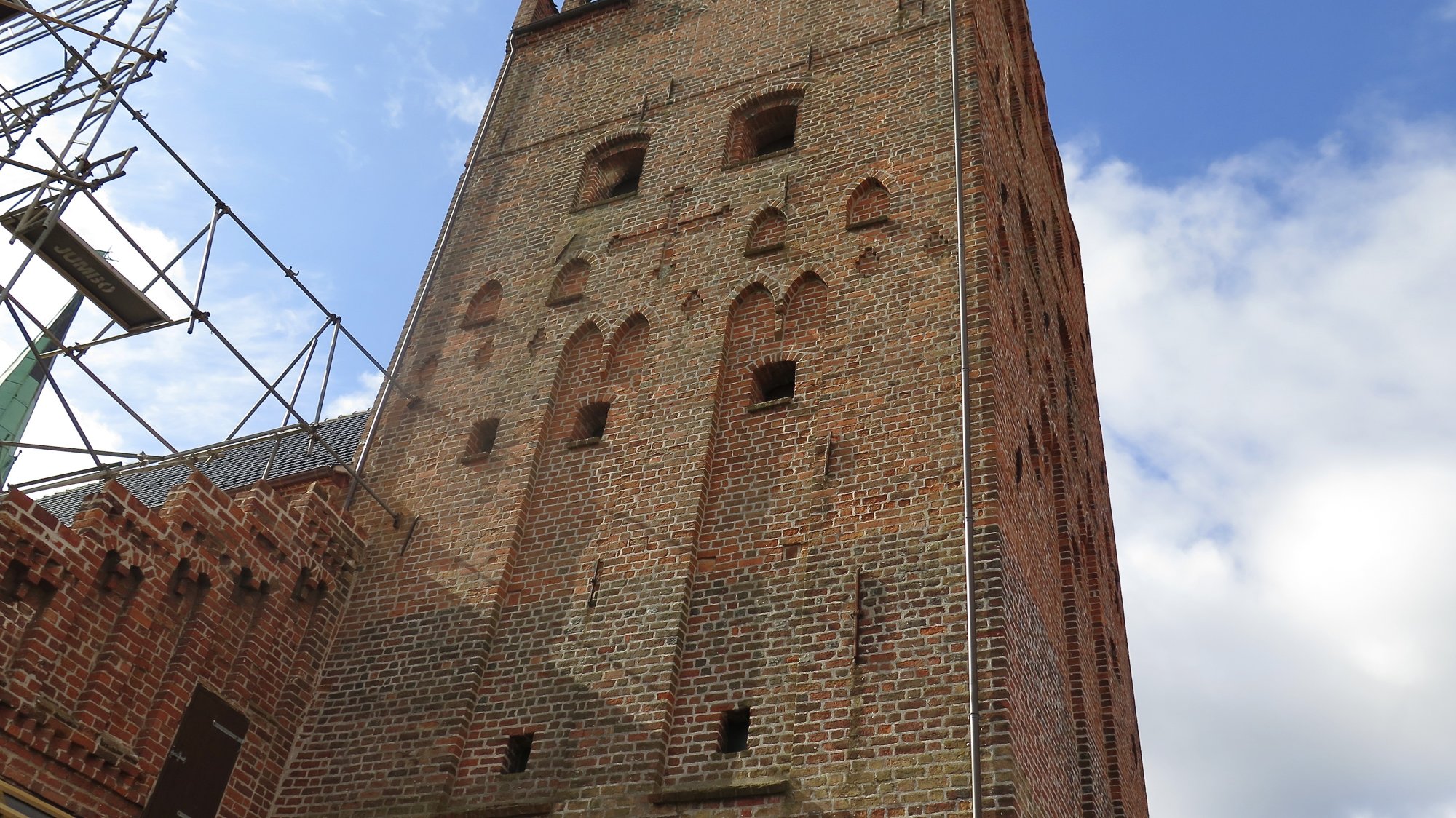 Sankt Nikolaj Kirke i Middelfart med sit karakteristiske tårn set fra siden.