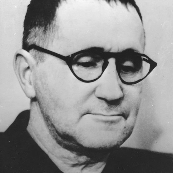 Portræt af den tyske dramatiker Bertolt Brecht, der inspirerede 30'ernes kulturpersonligheder.