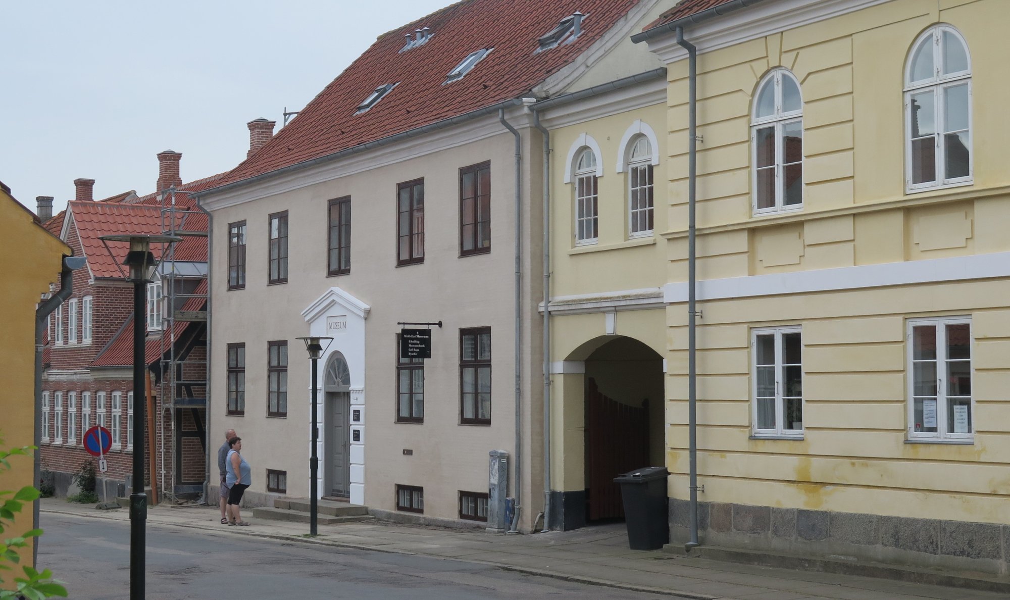 Den gamle skole i Algade 8 med hvidkalket indgangsportal