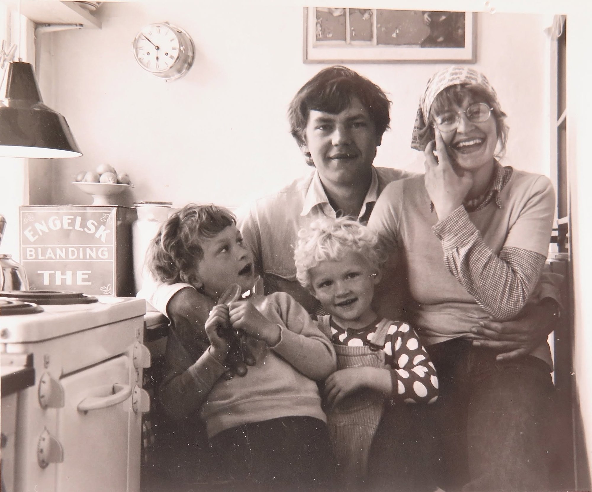 Familien foran Søndergade 8 i 1972.