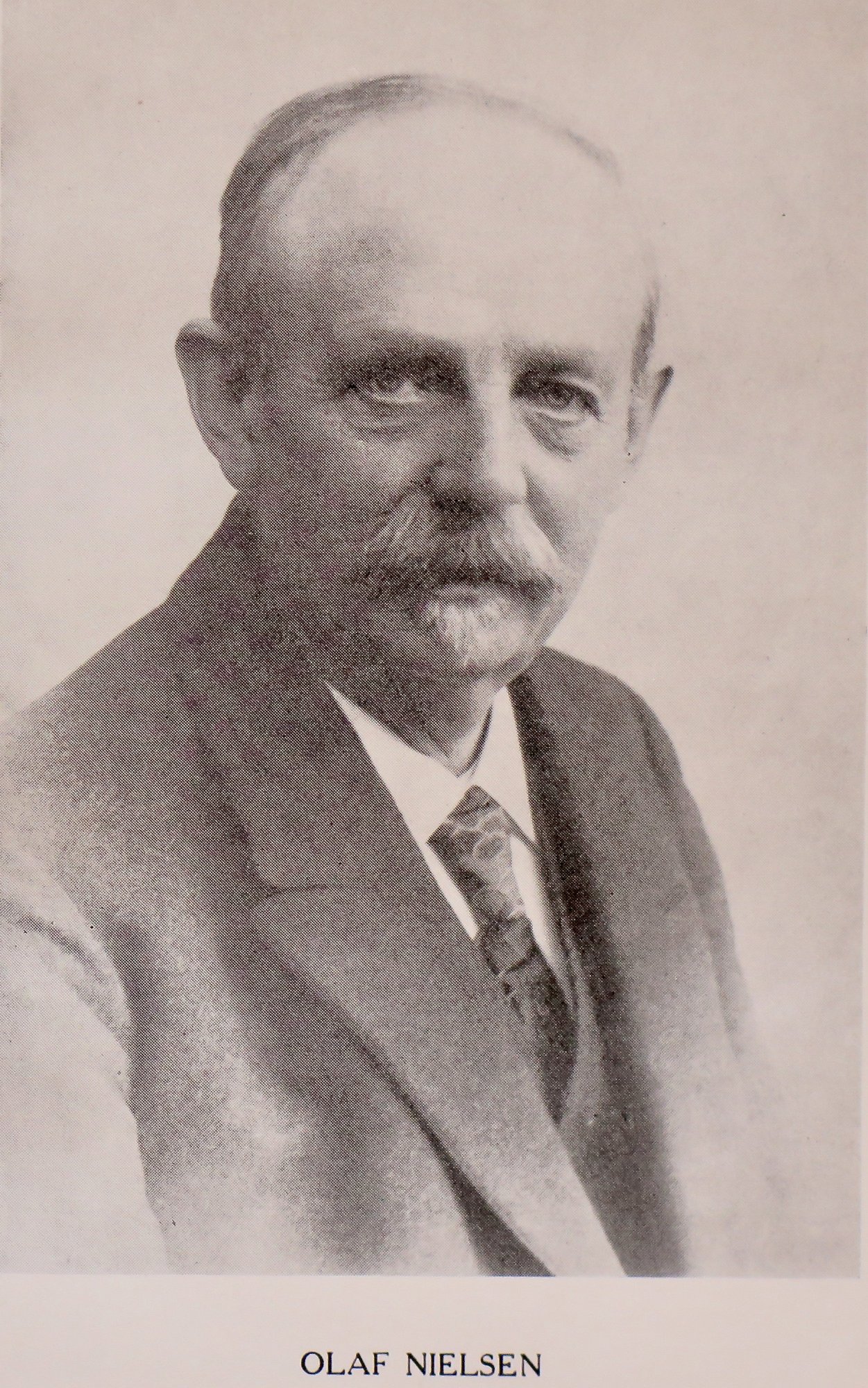 Portrætfoto af lærer Olaf Nielsen, grundlægger af Nørre Aaby Ungdomsforening.