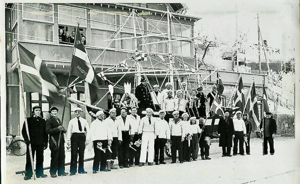 Fastelavnsoptog med søfolk og en båd på en vogn foran Toldbod Vinhus i 1947.
