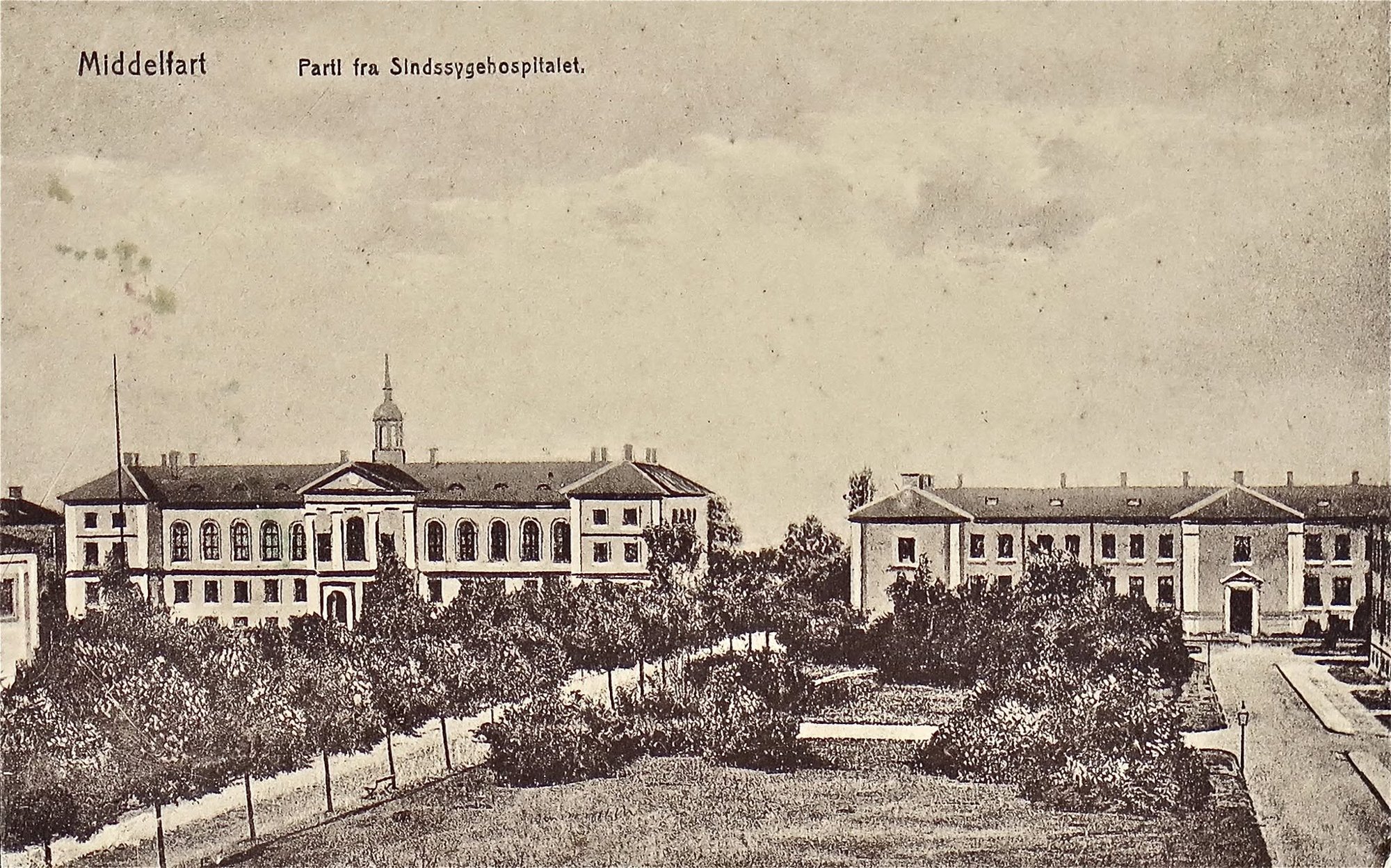Sindssygehospitalet i Middelfart set fra luften eller facaden af en hospitalsbygning