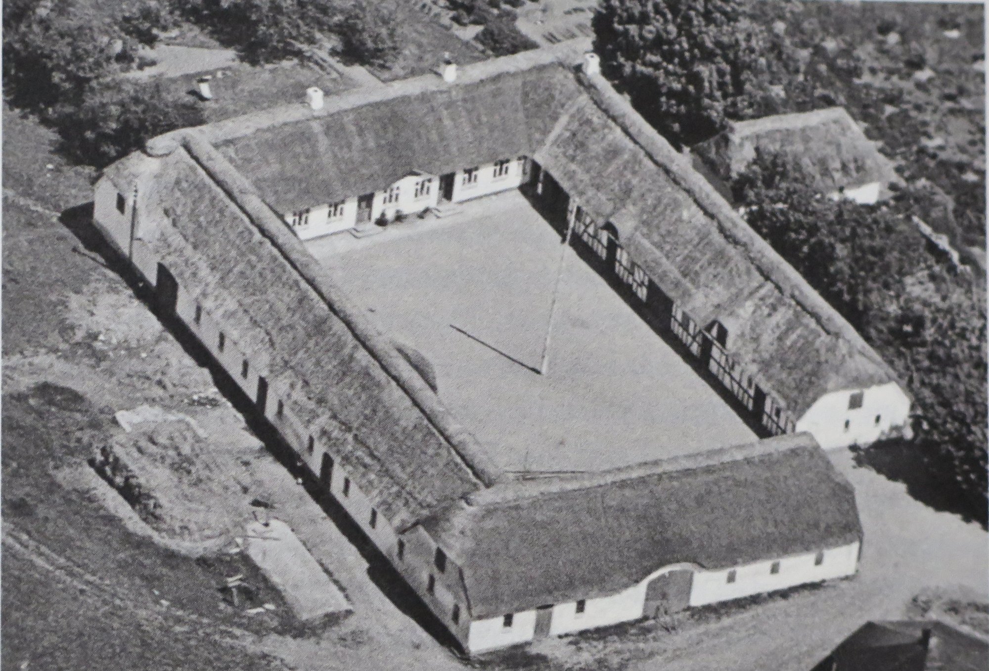 Luftfoto af Vosegård ved Eskør før branden i 1990.