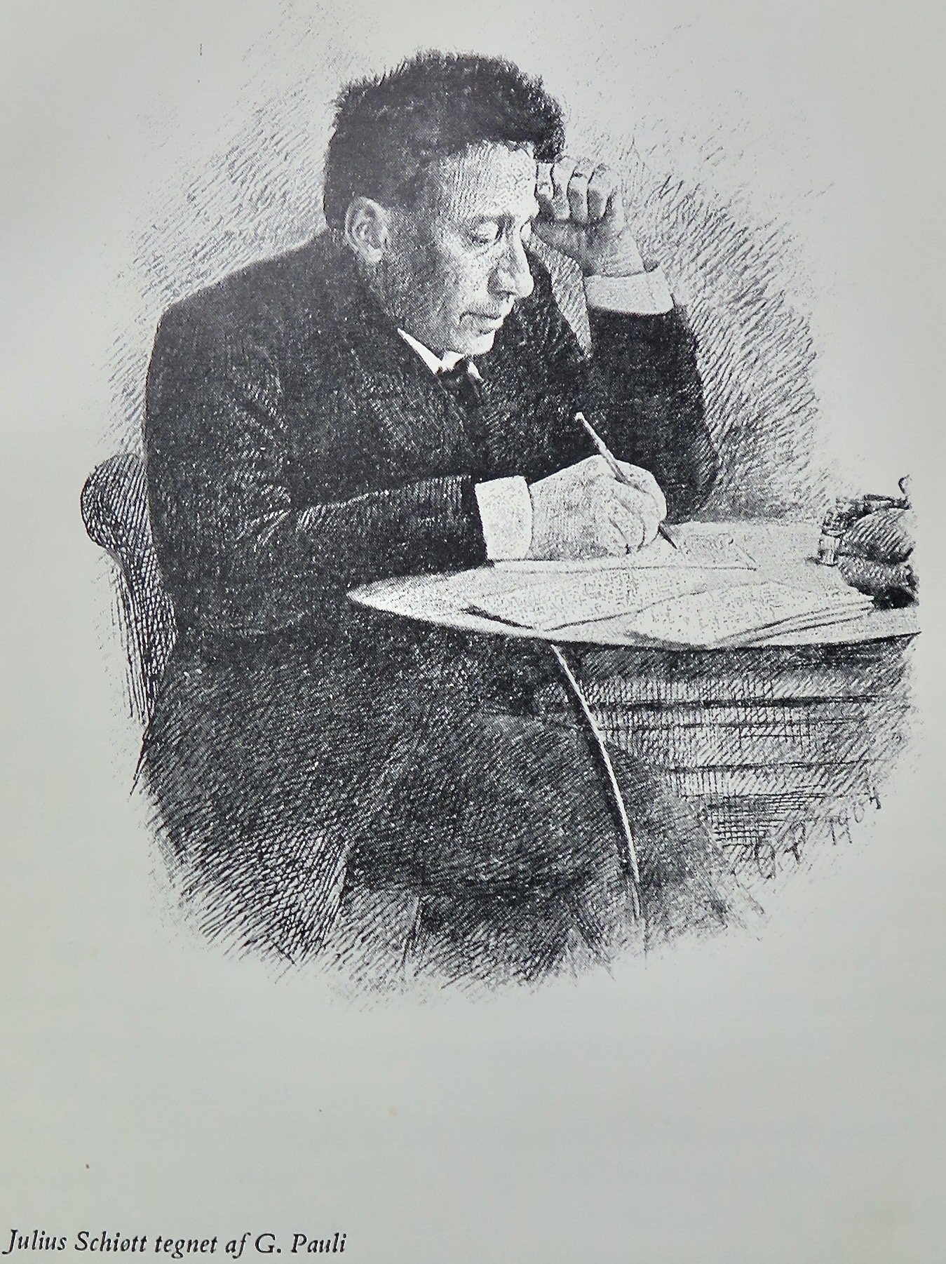 Julius Schiøtt ved sit skrivebord med pen og papir