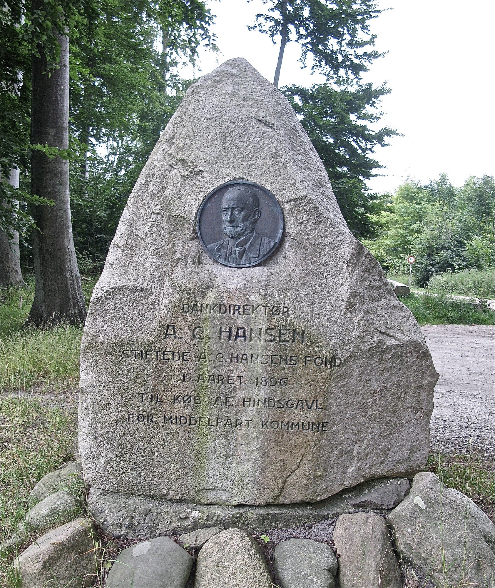 Mindesten med portrætrelief af A.C. Hansen ved Brovejen i Middelfart.
