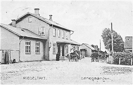 Middelfarts første banegård opført i 1864 med damplokomotiv og perron.