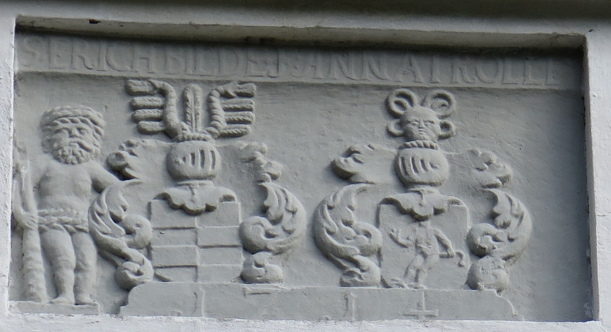 Stenrelief fra 1714 med Erik Billes og Anna Trolles våbenskjolde på Kærsgård.