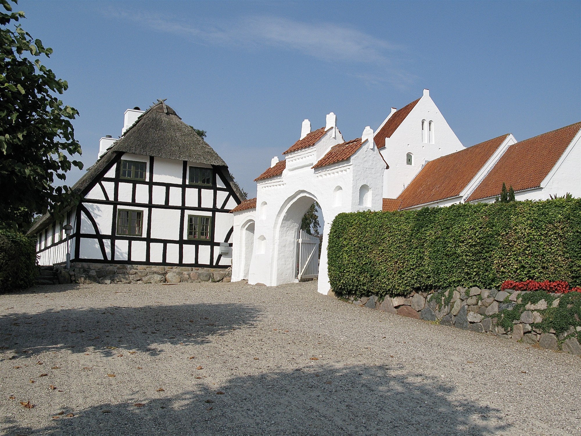 Gelsted kirke set fra en afstand i landskabet.