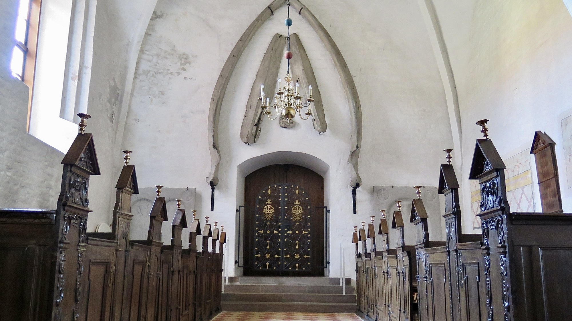 Store hvalknogler over udgangen i et kirkerum.
