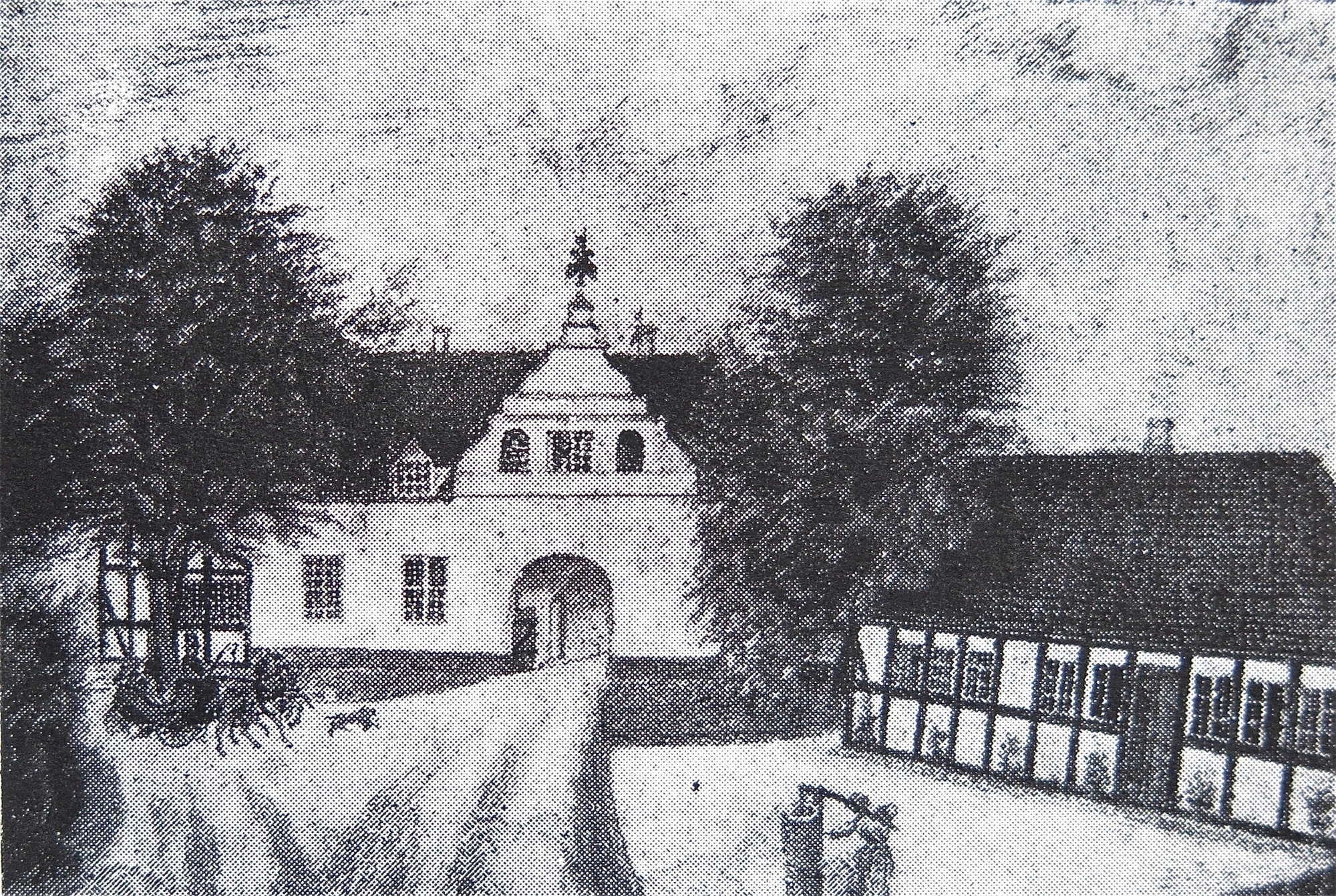 Mindesten for væveren og digteren Lars Clausen ved Adlerhus.