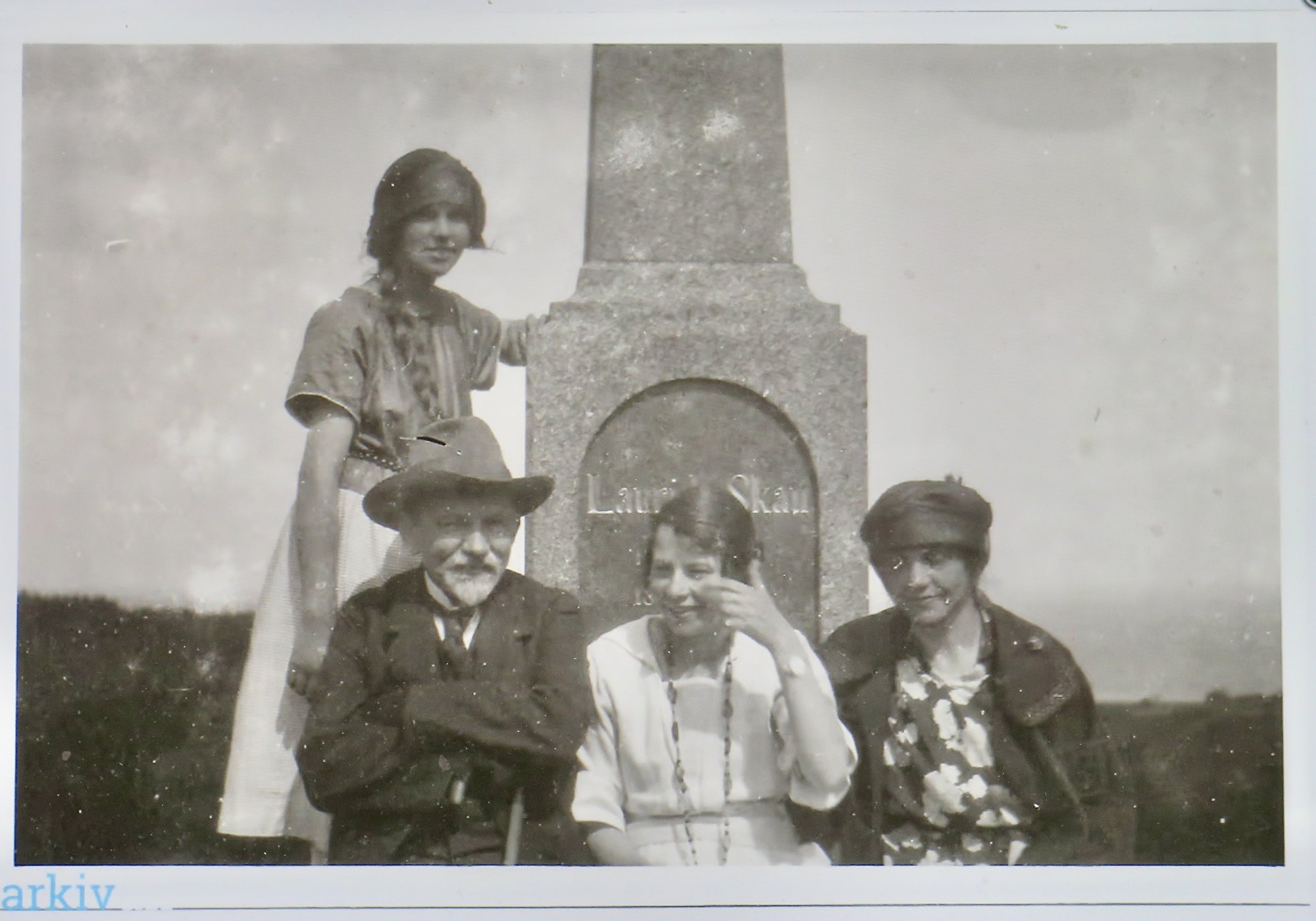 Paul Elsner og hustru med døtrene Astrid og Mimi på Skamlingsbanken i 1920