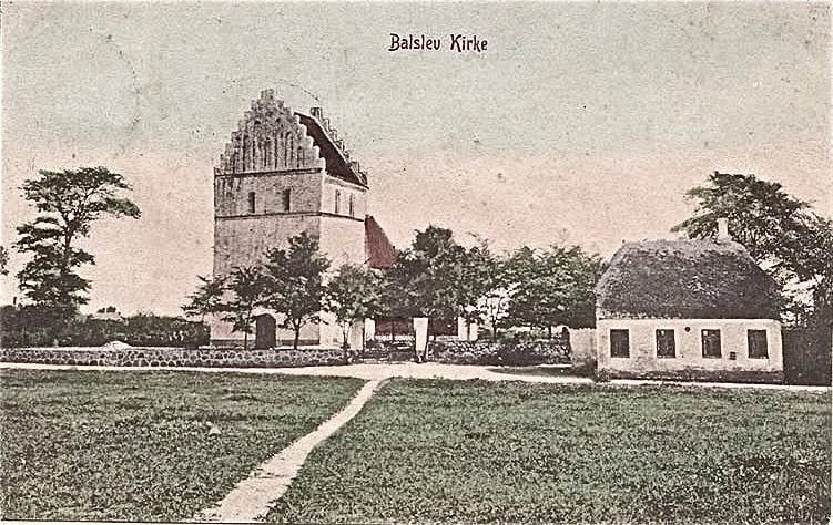Postkort af en landsbyskole ved en kirke fra begyndelsen af 1900-tallet.
