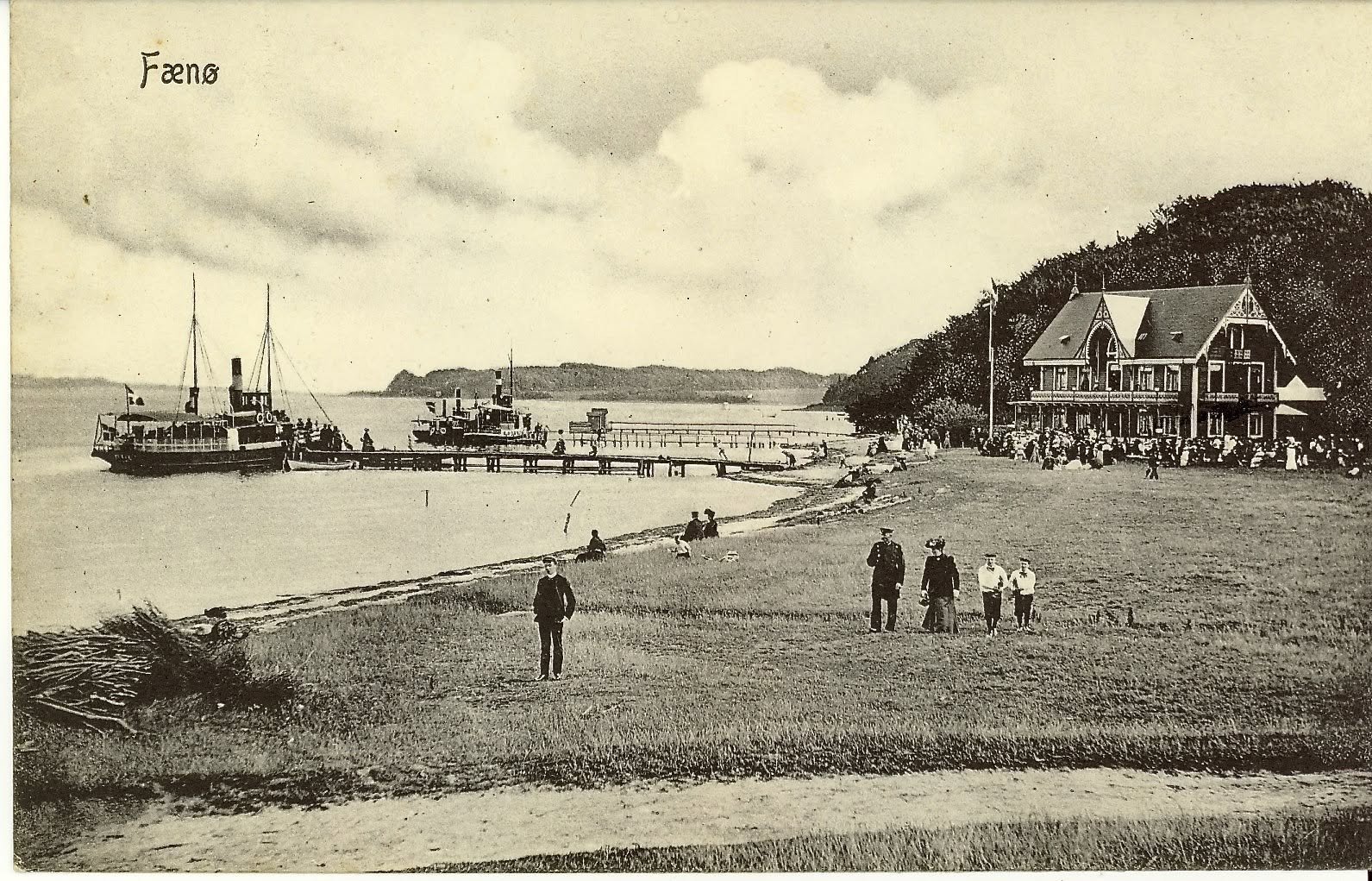 Det historiske badehotel på Fænø med sin karakteristiske arkitektur og gæster.