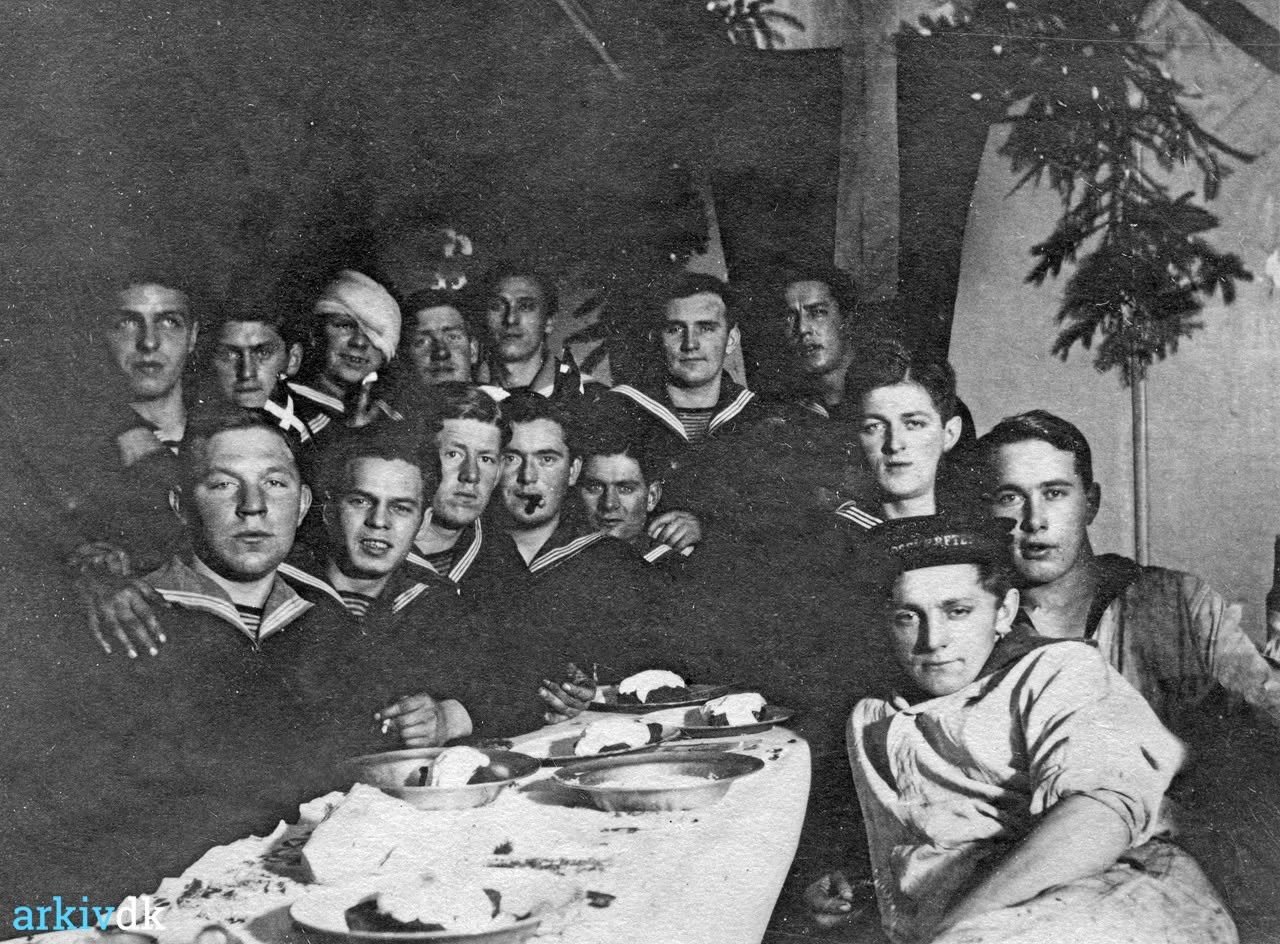 Danske marinesoldater fejrer jul i en kornlade på Gl. Brandsøgård i 1919.