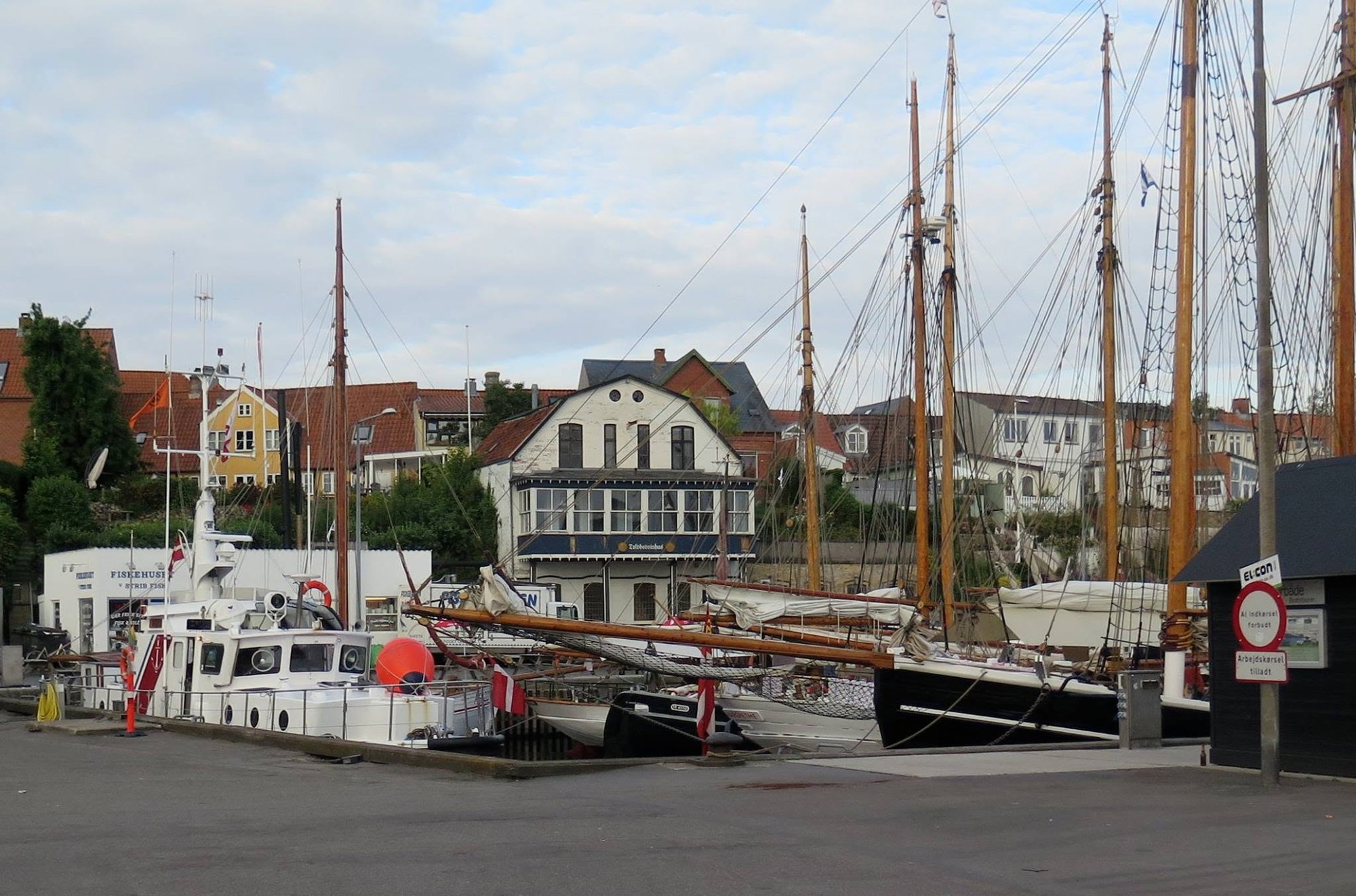 Toldbod Vinhus ved havnen i Middelfart omkring år 1900.