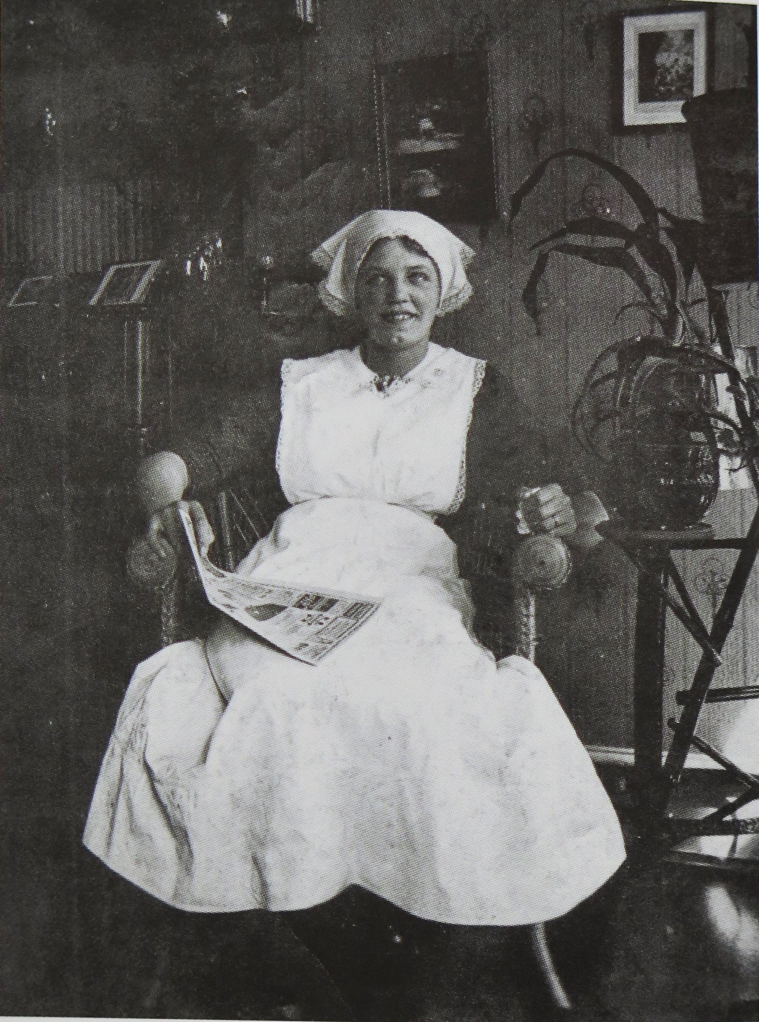 Portræt af Ingrid som ung pige i huset i 1913.