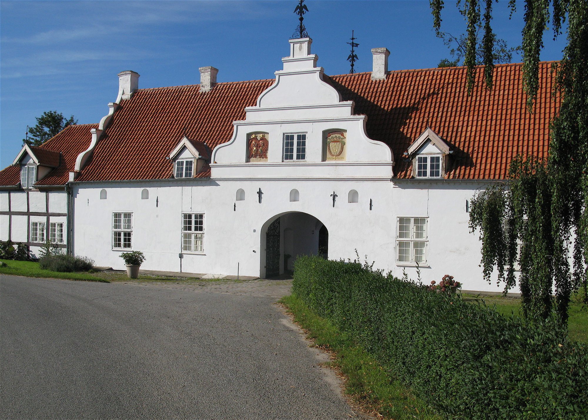 Wedellsborgs portbygning Adlerhus opført i 1689