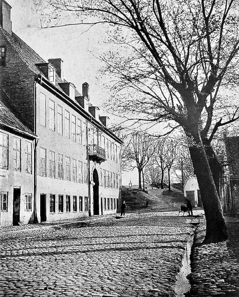Portrætter af Thomasine og Peter Andreas Heiberg malet af Jens Juel samt huset på Overgaden Oven Vandet nr. 2.