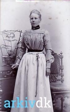 En plejerske i uniform fra Middelfart Sindssygehospital i begyndelsen af 1900-tallet.