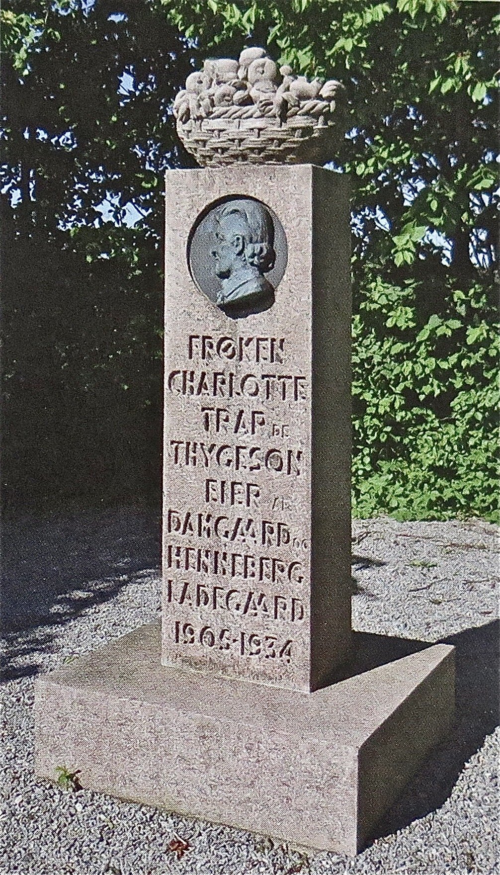 Mindesmærke for frøken Trap de Thygeson ved Damgård ved Kolding Landevej.