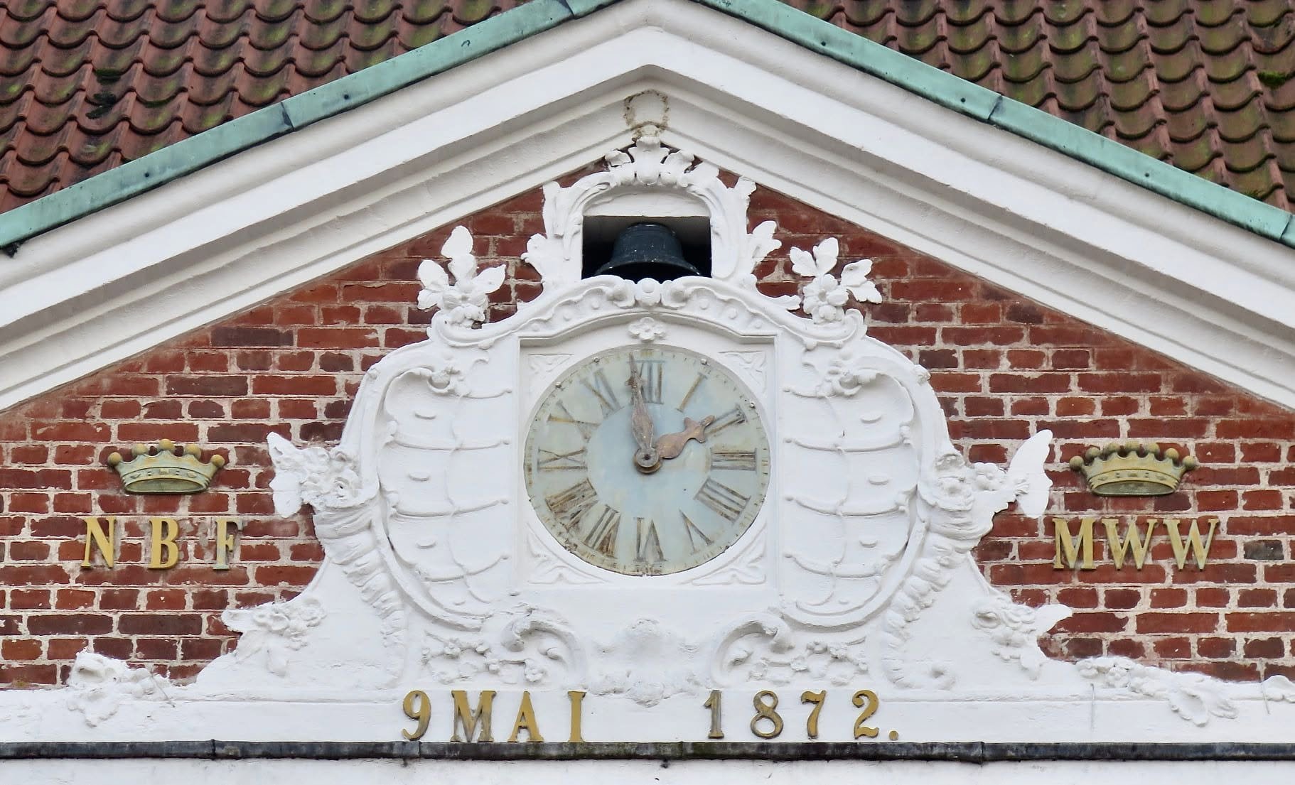 Udsmykning og årstal under slotsuret på Hindsgavl Slot