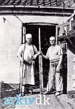 Bagermester Lauritz Petersen og bagersvend Alfred Pedersen foran bageriet i 1932