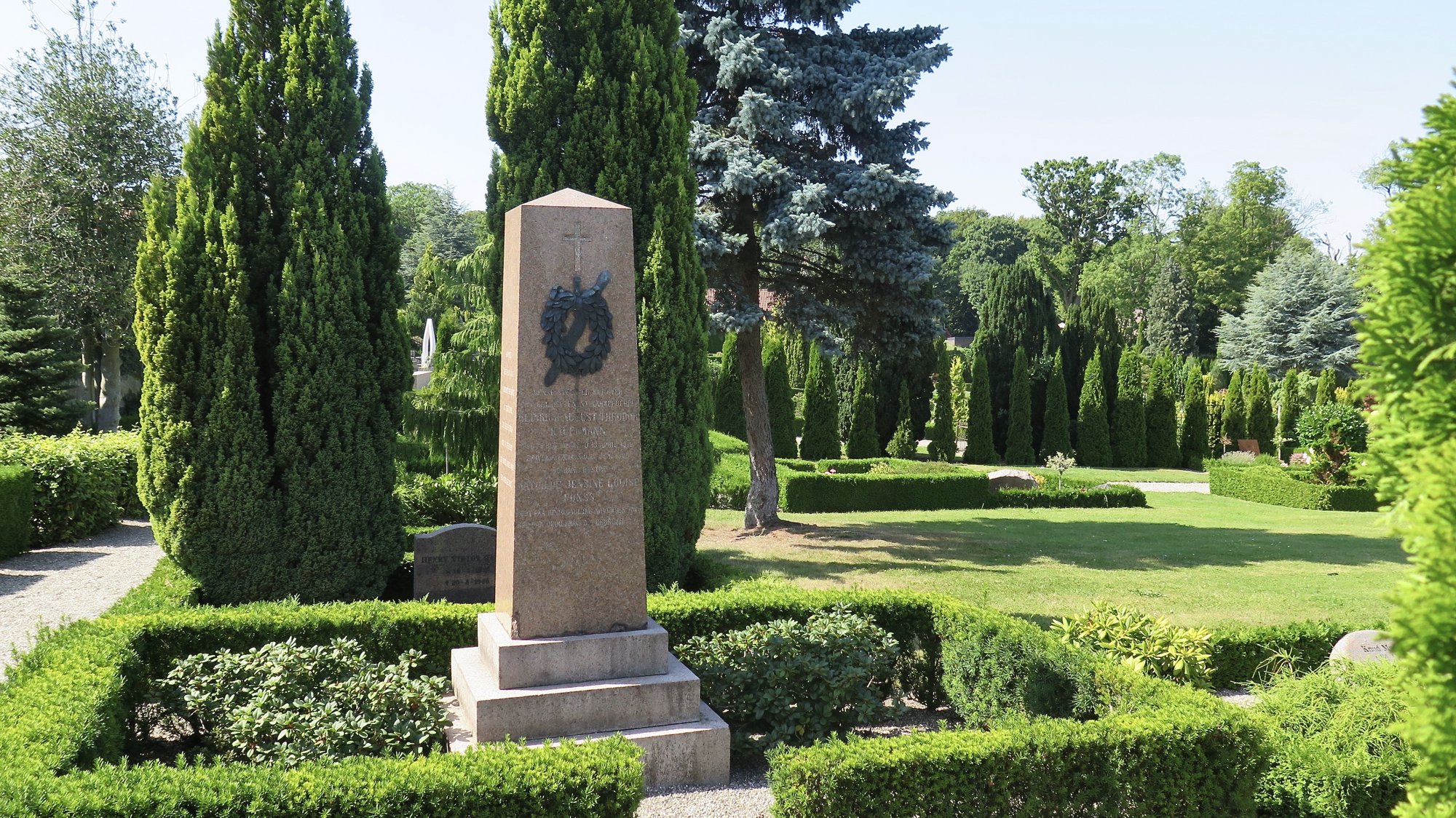 Obelisk i rød granit med egekrans og dolk på Middelfart kirkegård