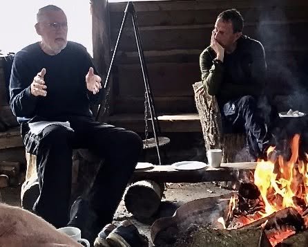 Forfatteren fortæller om borgen Højborg i Gamborg en regnvejrsdag i august.