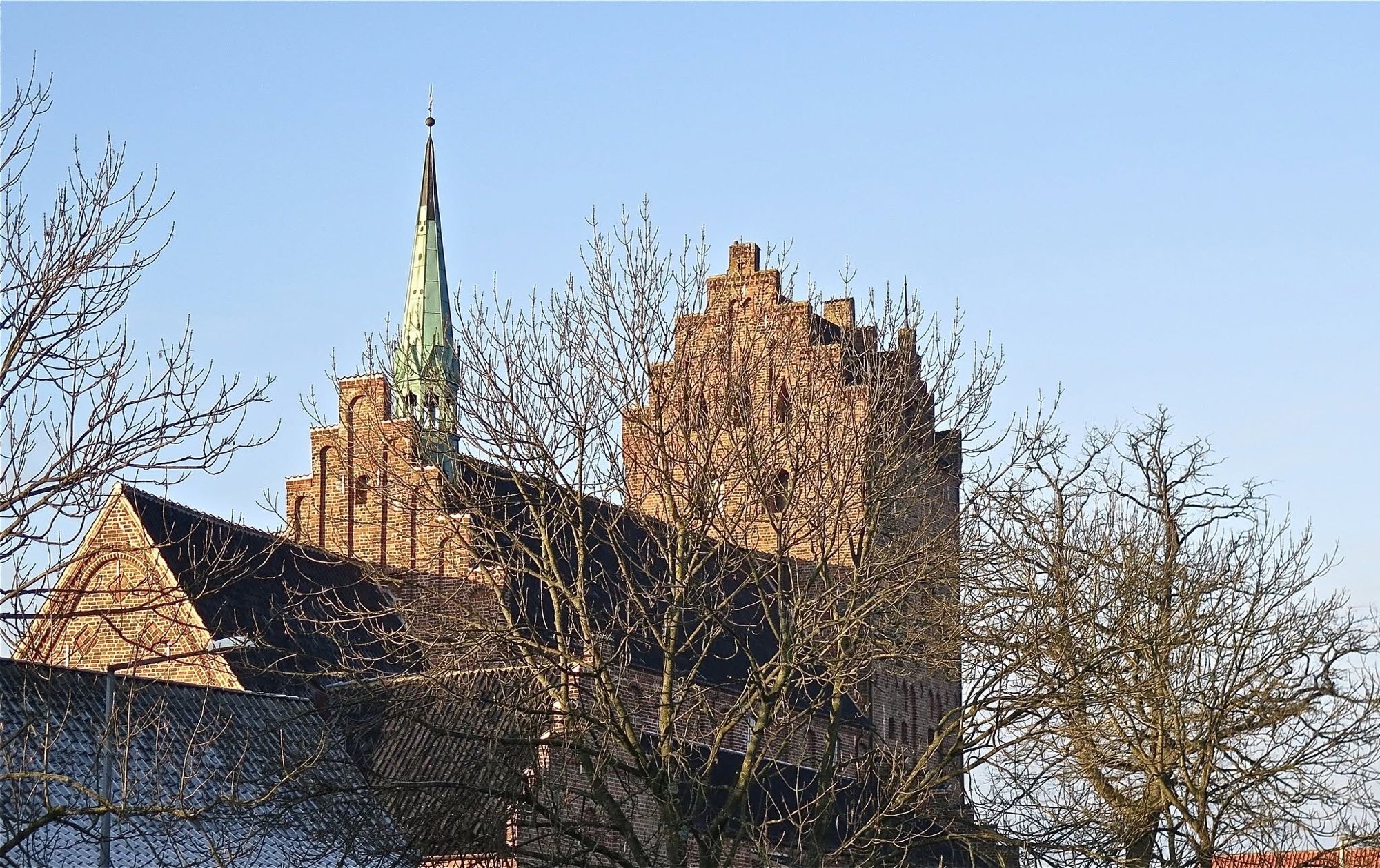 Middelfart Kirke med det slanke kobberspir på tagryggen.
