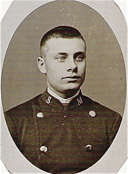 Portræt af Jens Christian Sander Pedersen i uniform som opsynskarl ved sindssygeanstalten omkring 1890.