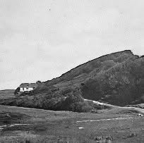 Sort-hvidt foto af det nu forsvundne kunstnerhus i Rebild Bjerge, opført af Anders Bundgaard.