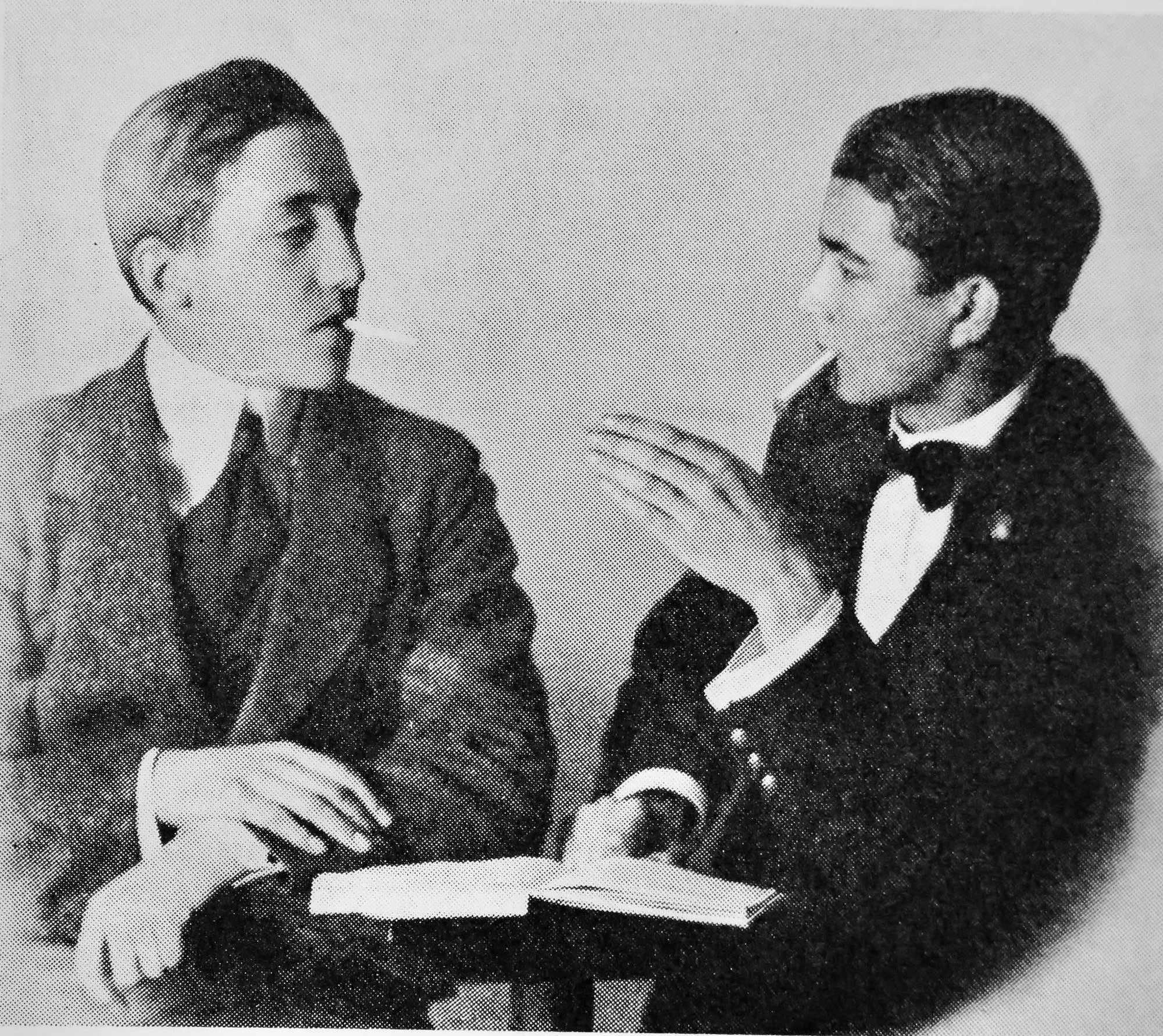 Portræt af de unge færøske forfattere William Heinesen og Jørgen Frantz Jacobsen omkring 1918.