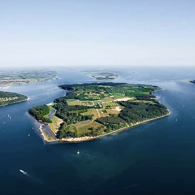 Luftfoto af Fænø omgivet af Lillebælt