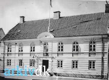Algade 6 i Middelfart, det tidligere råd- og tinghus tegnet af Jørgen Hansen Koch.