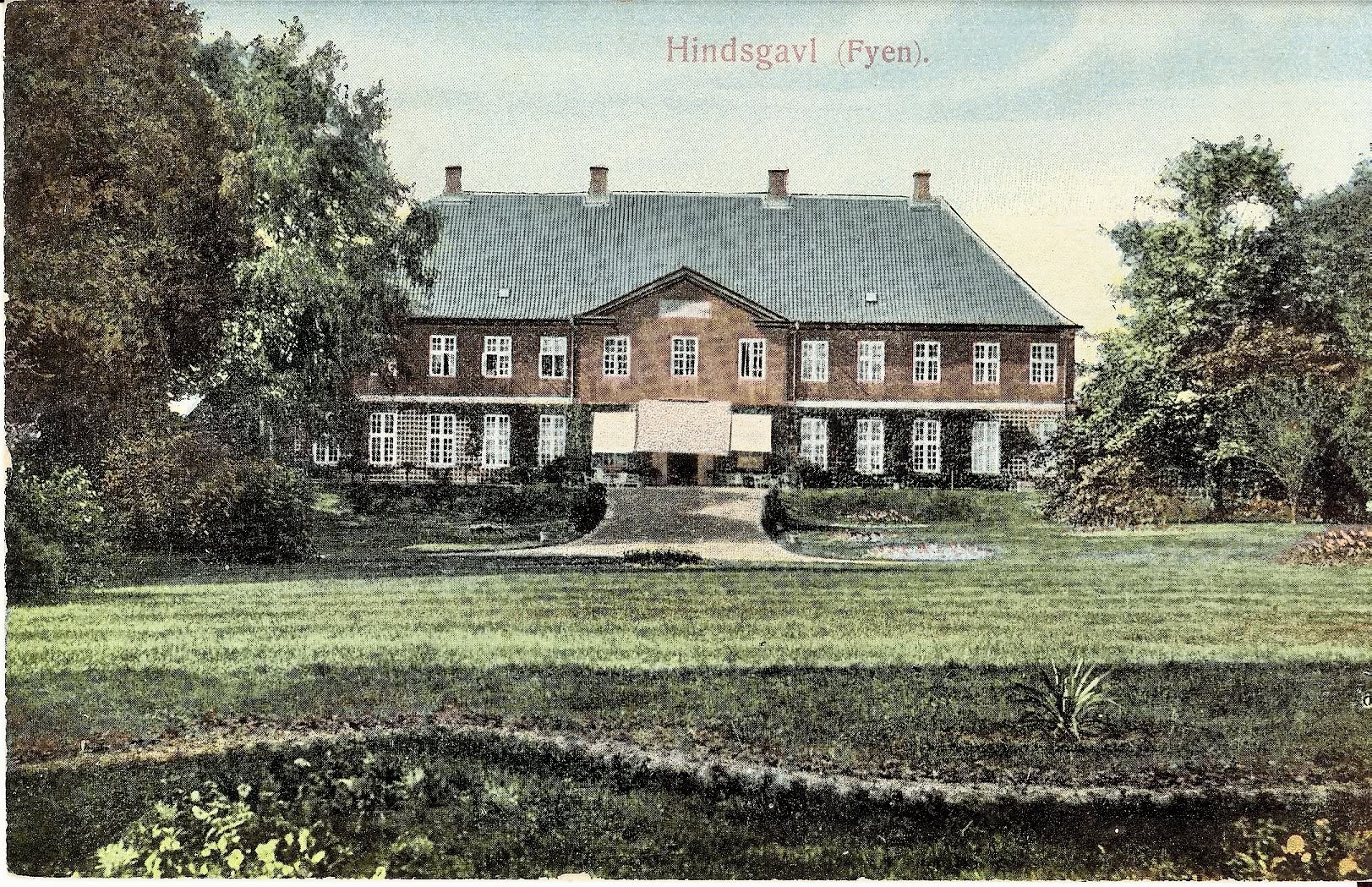 Udsigt over haven ved Hindsgavl Slot med gamle træer og damme.