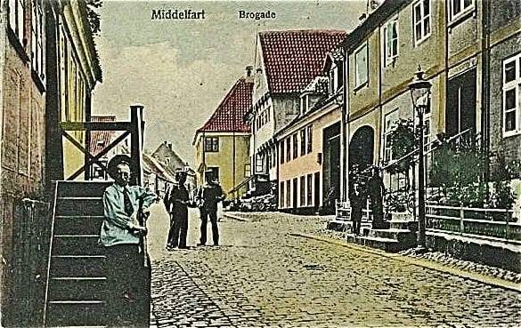 Brogade i Middelfart med historiske bygninger.