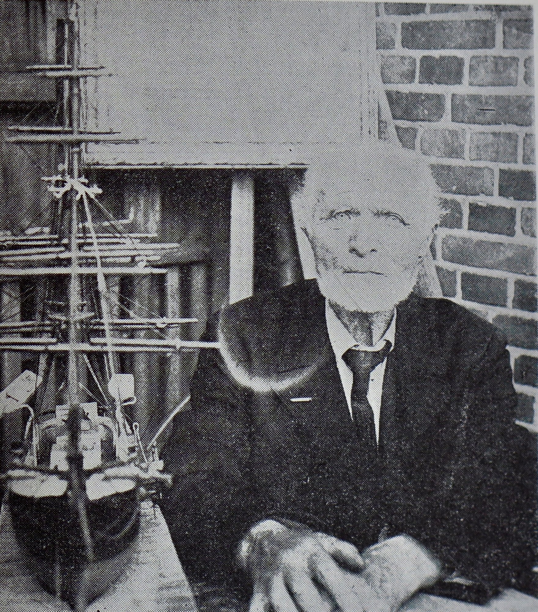 Marsvinsjæger Niels Andresen med modelskibet Thilde omkring 1925