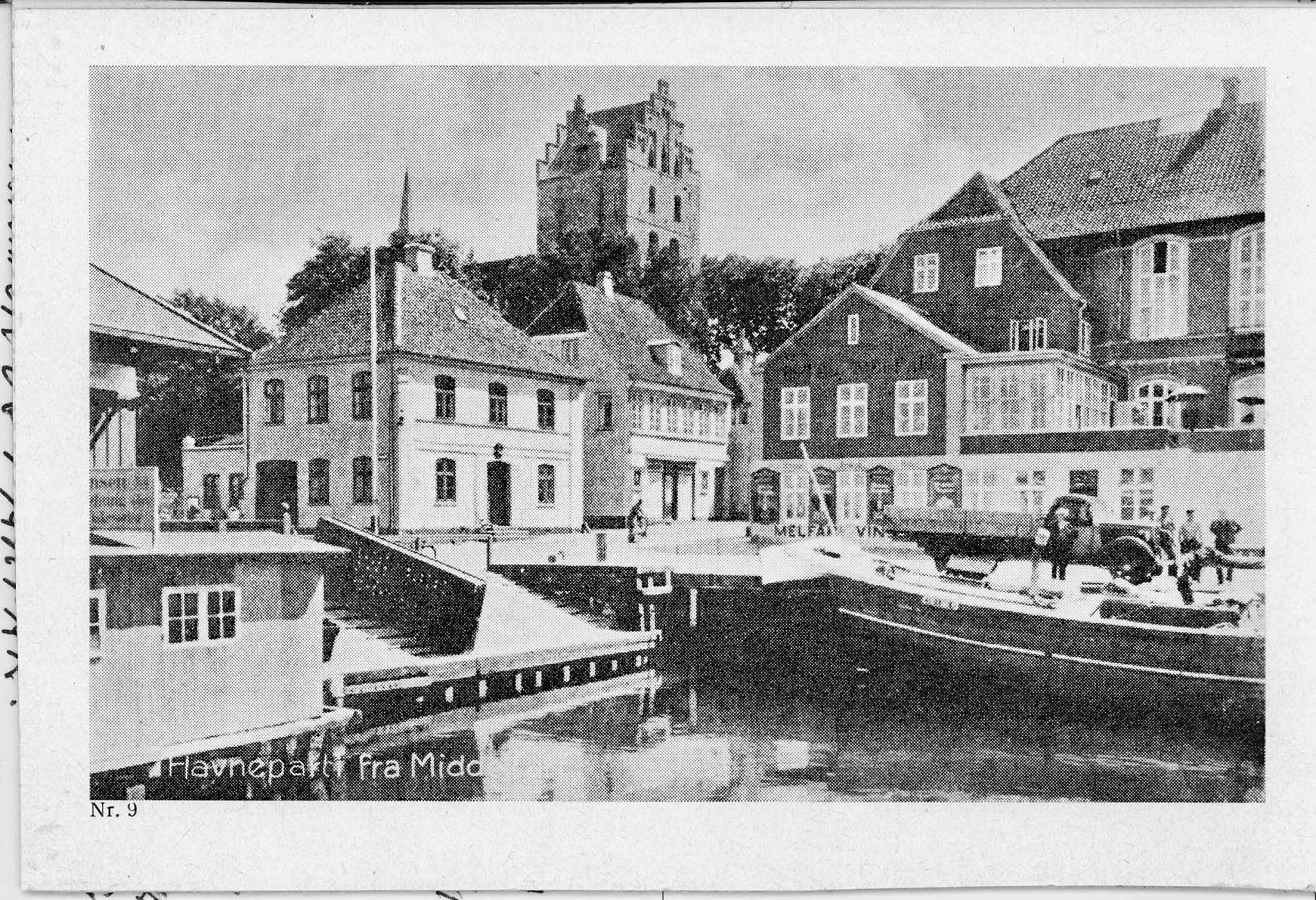 Toldbygningen i Middelfart med dens karakteristiske valmtag og placering ved Brogade.
