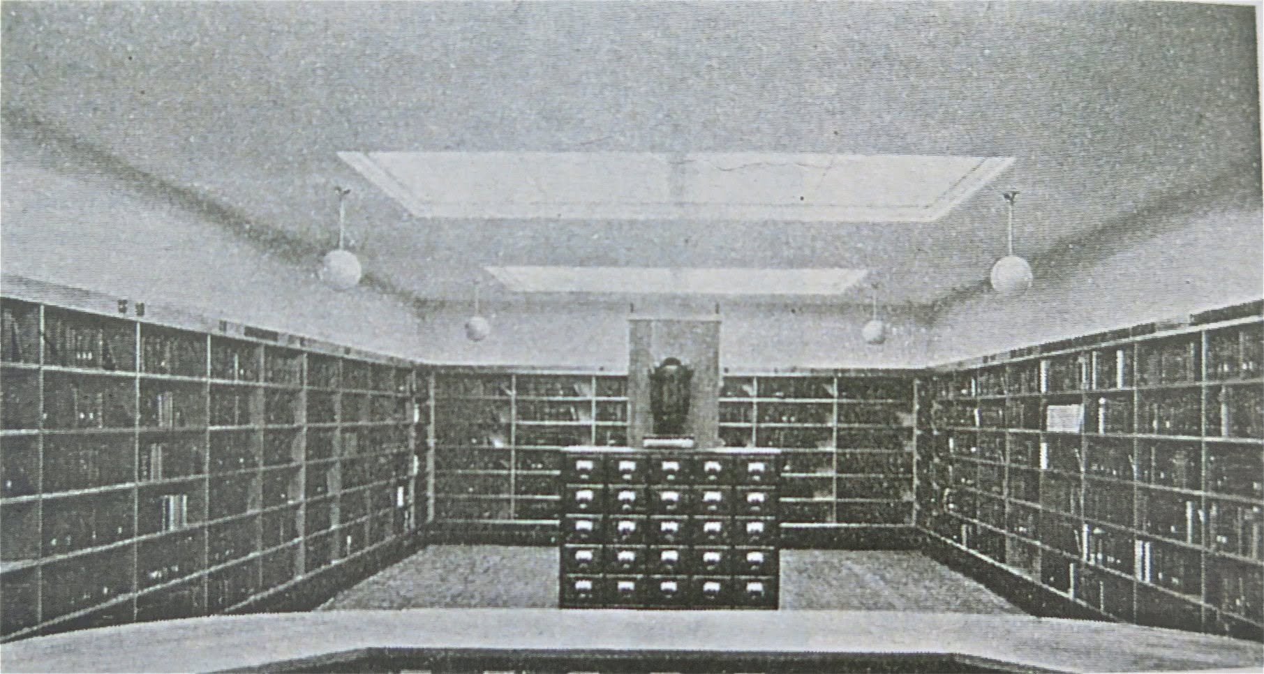 Interiør fra Middelfart Bibliotek i 1936 med læsesal og udlånssal med ovenlys