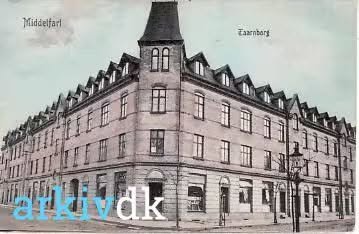 Den store etageejendom Tårnborg i Middelfart med butikker i stueplan.