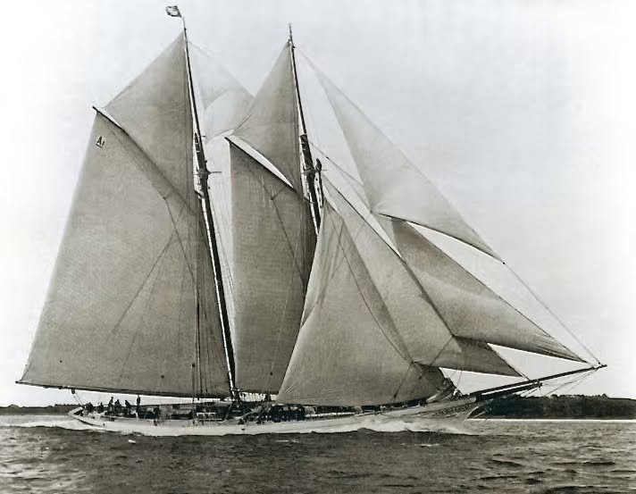 Den tyske kejserlige yacht Iduna for svaj ved kysten